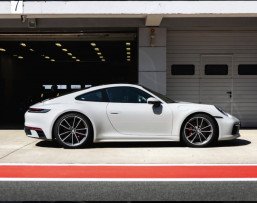 Заезд на спорткаре Porsche 911 992 4S на гоночном треке