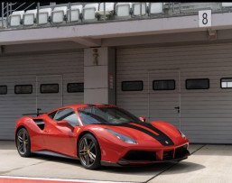 Заезд на спорткаре Ferrari 488 GTB на гоночном треке