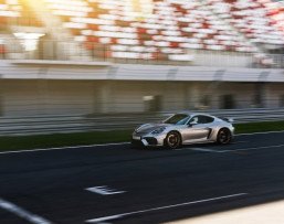 Заезд на спорткаре Porsche Cayman GT4 на гоночном треке