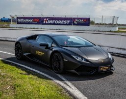 Заезд на спорткаре Lamborghini Huracan на гоночном треке