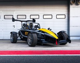 Заезд на спорткаре Ariel Atom на гоночном треке