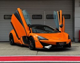 Заезд на спорткаре McLaren 570S на гоночном треке