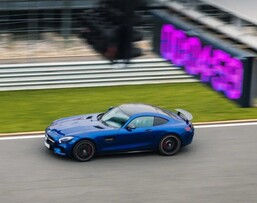 Заезд на спорткаре Mercedes AMG GT-R на гоночном треке