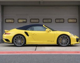 Заезд на спорткаре Porsche 911 Turbo S 991.2 на гоночном треке