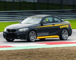 Заезд на спорткаре BMW M240 на гоночном треке